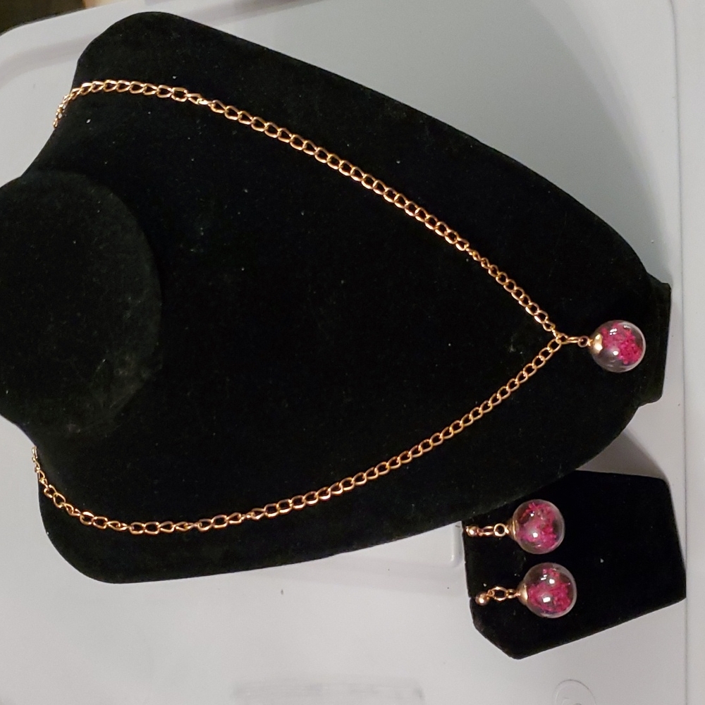 Goldtone chain necklace with dried flowers in clear charm